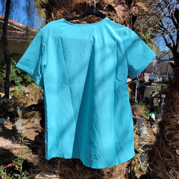 NWT Moisture Control 4 way stretch 3 front pocket scrub top - Picture 5 of 5